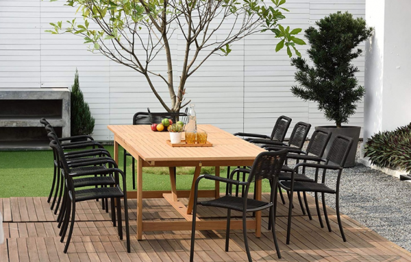 Meja batu alam dengan kursi kayu untuk ruang duduk outdoor